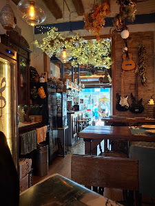 L' Avinyet - Restaurante Bar de Tapas con mucho Arte — fotografia 3