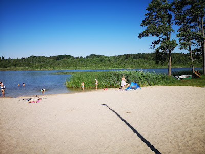 Beach and a place for a campfire at the Stolsko Lake — fotografia 3