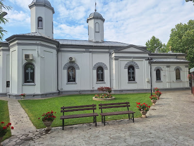 Biserica "Adormirea Maicii Domnului" Militari I — fotografia 4