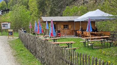 Nasse Wand mit Raststation