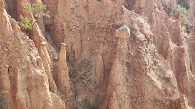 Piramidele de pământ din Stob — fotografia 2