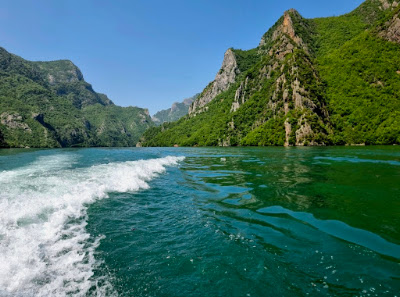 Komani Lake — fotografia 3