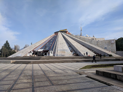 Pyramid of Tirana — fotografia 3
