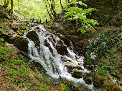 Under the Splashes of the Waterfall - Ecotrail