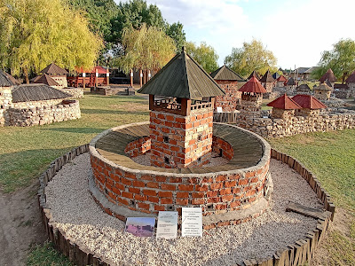 Castle Park, Open-air Museum, Wall of Saints Dinnyés — fotografia 4