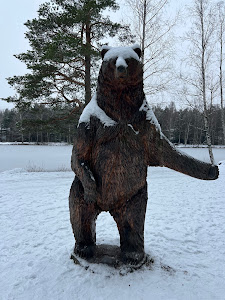 Bjørneparken Fredrikstad, wooden carvings on the marked trail.