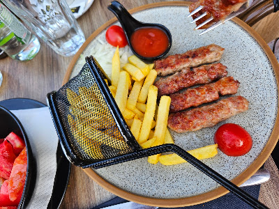 Рибарски ресторан Фоча / Fish Restaurant Foča — fotografia 3