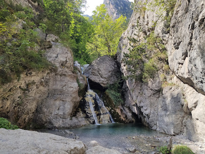 Enipeas Waterfall — fotografia 4