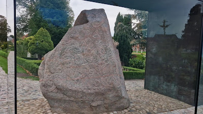 Jelling Mounds, Runic Stones and Church — fotografia 2