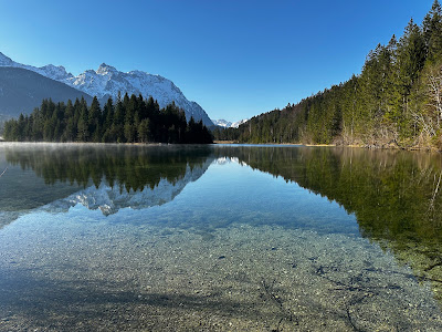 Aussichtspunkt am See mit Sitzbank