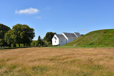 Jelling Mounds, Runic Stones and Church — fotografia 5