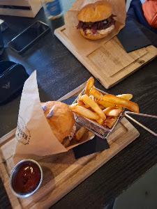 Kenyeres Birtok Legelő Gray Beef Burger Bistro — fotografia 5