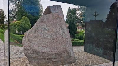 Jelling Mounds, Runic Stones and Church — fotografia 2