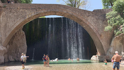 Stone bridge and waterfall of Palaiokarya — fotografia 2