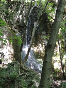 Waterfall and a cave "Futula" — fotografia 5