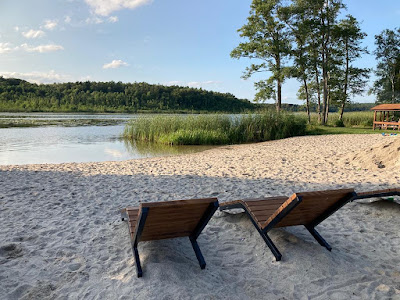Beach and a place for a campfire at the Stolsko Lake — fotografia 4