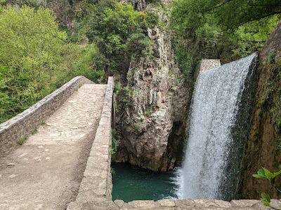 Stone bridge and waterfall of Palaiokarya — fotografia 3