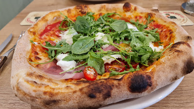 Kékfény Étterem és Pizzéria — fotografia 3