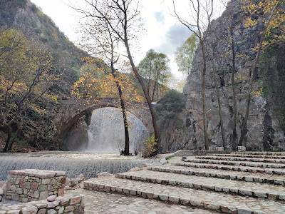 Stone bridge and waterfall of Palaiokarya — fotografia 5