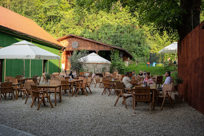 Jenaki's Bistro & Lounge