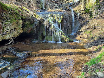 Kleiner idyllischer Wasserfall am Harnbach