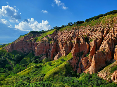 Rezervaţia naturală geologică Râpa Roșie