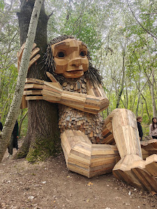 Ölelő Olga by Thomas Dambo - Troll #160