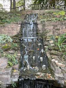 Kleiner Wasserfall im Park