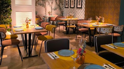 La Famiglia se sienta a la mesa