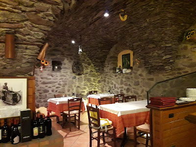 Trattoria Figaro cucina con pizza