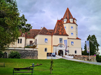 Schloss Kornberg Bardeau'sches Kultur- und Ausstellungszentrum