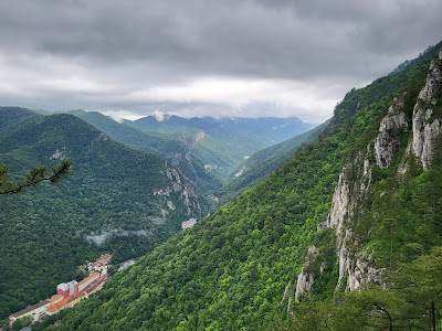 Intrare Traseu Crucea Albă