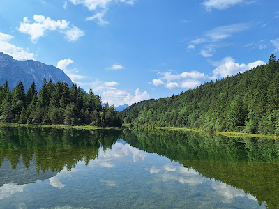 Aussichtspunkt am See mit Sitzbank